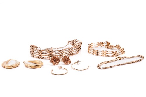 Lot 52 - A 9 carat gold gate link bracelet with padlock...