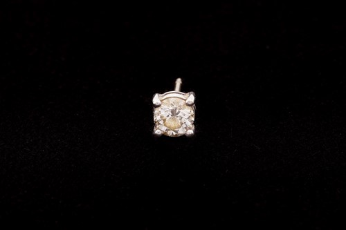 Lot 37 - A single diamond stud earring, consists of a...