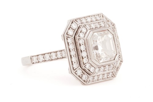 Lot 141 - An Art Deco style diamond ring, the central...