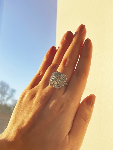 Lot 141 - An Art Deco style diamond ring, the central...