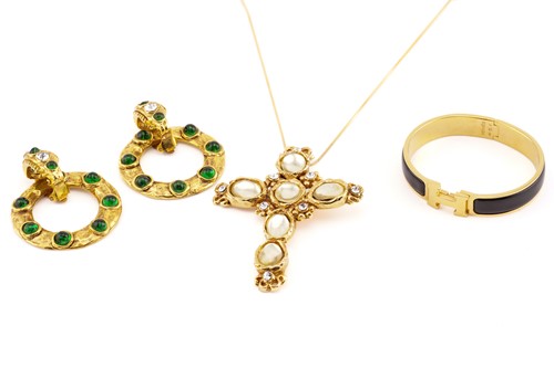 Lot 288 - A small collection of costume jewellery from...