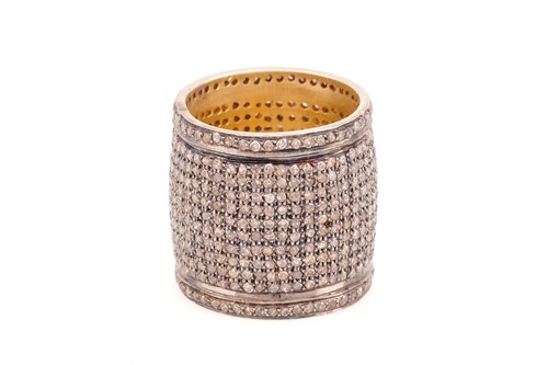 Lot 88 - A diamond pave set ring, the deep band grain...