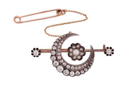 Lot 132 - An Edwardian old-cut diamond bar brooch in 9ct...