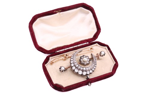 Lot 132 - An Edwardian old-cut diamond bar brooch in 9ct...