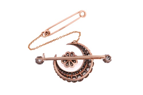Lot 132 - An Edwardian old-cut diamond bar brooch in 9ct...