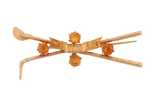 Lot 106 - A novelty golf interest brooch, with crossing...
