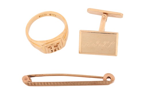 Lot 25 - A signet ring, a collar pin and a single...