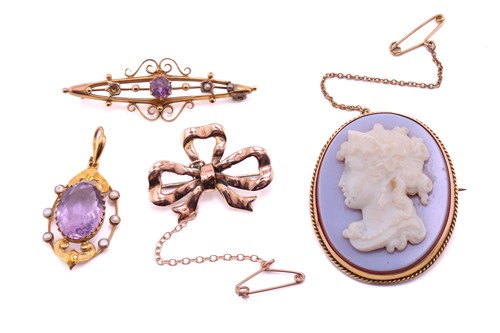 Lot 66 - A Victorian hardstone cameo brooch; depicting...