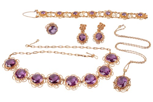 Lot 21 - A synthetic colour-changing sapphire parure...