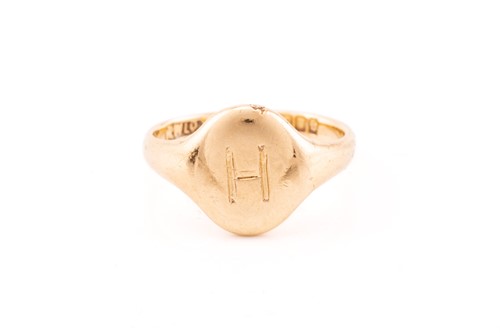 Lot 102 - A signet ring in 18ct yellow gold, with the...
