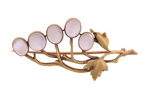 Lot 20 - An Art Nouveau-style moonstone vine brooch,...