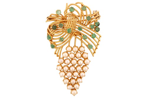 Lot 21 - An emerald and pearl pendant brooch, of bow...