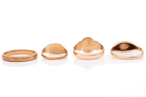Lot 11 - A group of 9ct yellow gold jewellery, to...