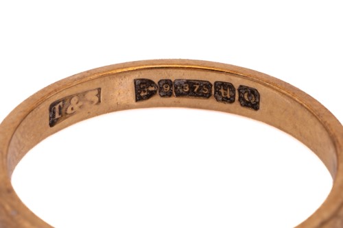 Lot 11 - A group of 9ct yellow gold jewellery, to...