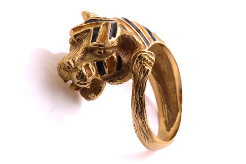 Lot 1 - An enamel tiger head ring, composed of striped...