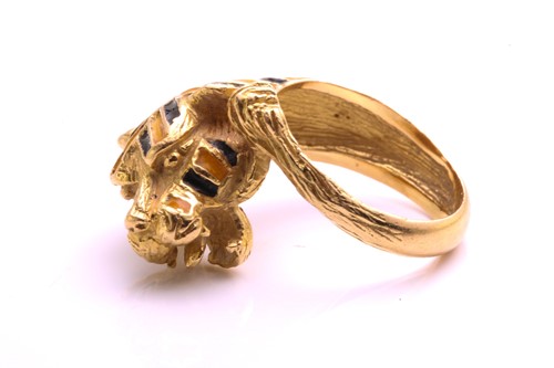 Lot 1 - An enamel tiger head ring, composed of striped...