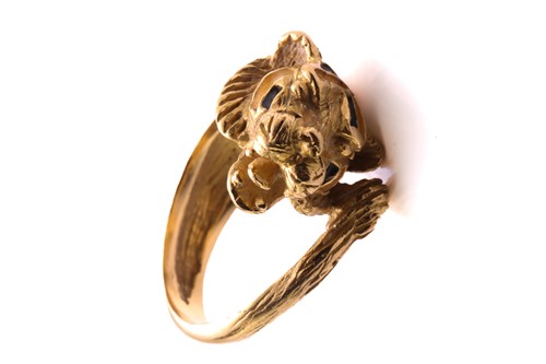 Lot 1 - An enamel tiger head ring, composed of striped...