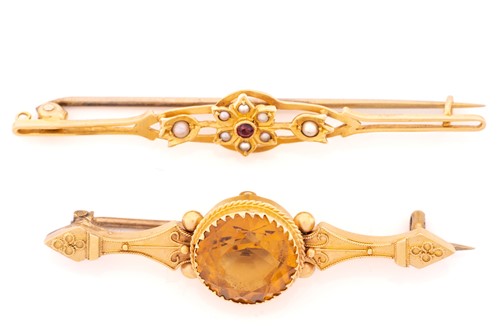 Lot 128 - A single stone citrine bar brooch, marked 15ct,...