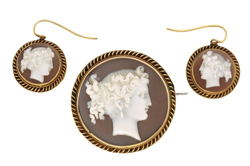 Lot 285 - A shell cameo brooch and a pair of earrings en...