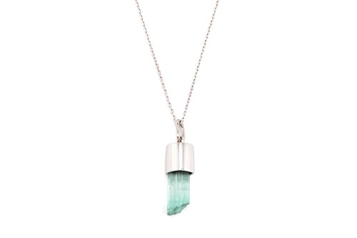 Lot 104 - A Columbian emerald specimen pendant,...