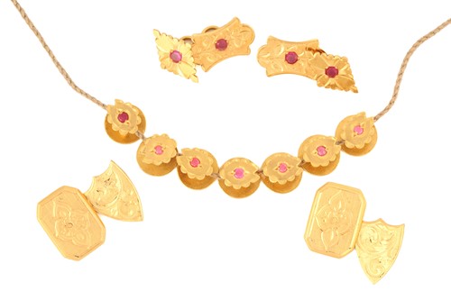 Lot 311 - A small collection of high-carat gold...