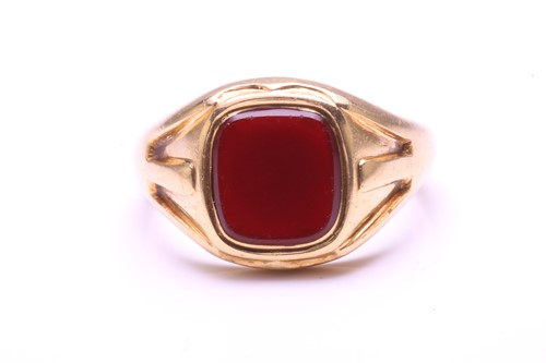 Lot 304 - An 18ct yellow gold and carnelian signet ring,...