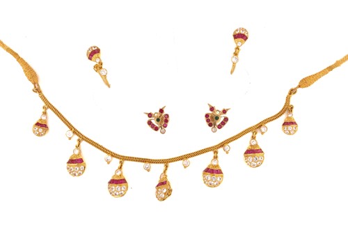 Lot 293 - An Indian gem-set fringe necklace with...