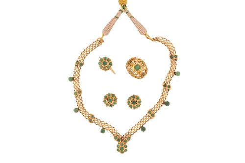 Lot 54 - A suite of emerald jewellery items, comprising...