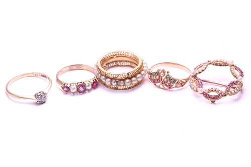 Lot 216 - A mixed carat of 4 gold rings and a brooch;...