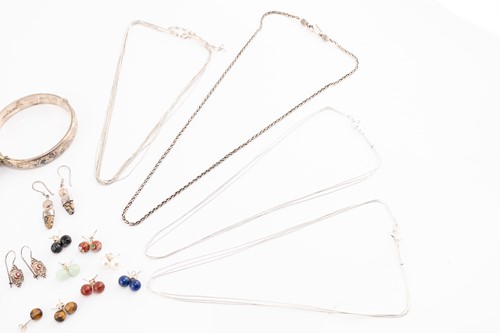 Lot 93 - A mixed collection of jewellery to include a...