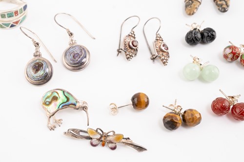 Lot 93 - A mixed collection of jewellery to include a...