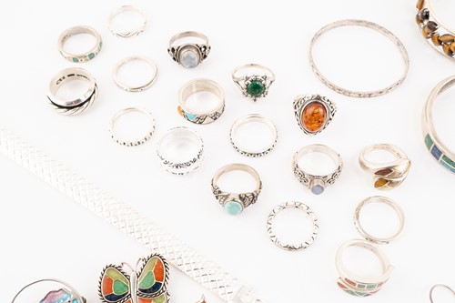 Lot 93 - A mixed collection of jewellery to include a...