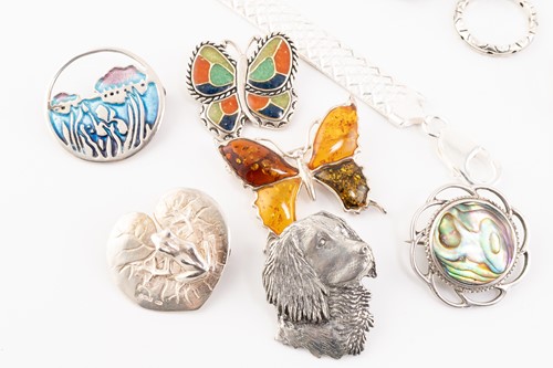 Lot 93 - A mixed collection of jewellery to include a...