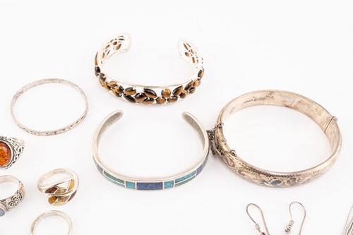 Lot 93 - A mixed collection of jewellery to include a...