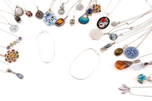 Lot 222 - A mixed lot of jewellery consisting of, 30...