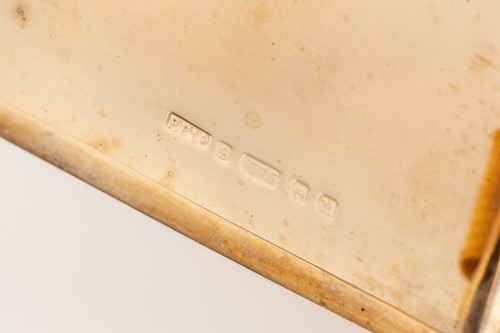 Lot 89 - A 9ct yellow gold cigarette case by Payton,...