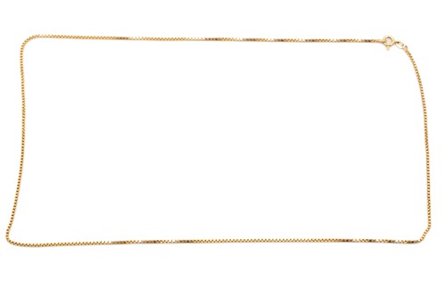 Lot 98 - A fine box link chain in yellow metal,...