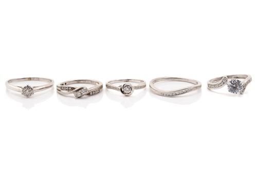 Lot 82 - A seven stone diamond cluster ring in 18ct...