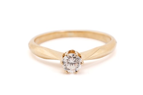 Lot 274 - A single stone diamond ring, featuring a claw...