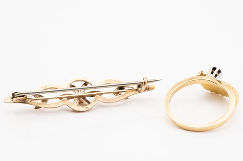 Lot 130 - An 18ct yellow gold bypass ring with leaf...