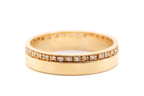 Lot 37 - An 18ct yellow gold and diamond wedding band,...