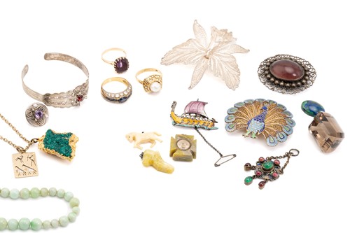 Lot 147 - A mixed collection of costume jewellery...