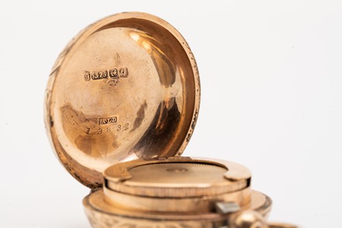 Lot 73 - A 9ct gold sovereign case with a Victorian...