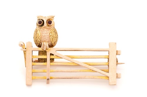 Lot 13 - A novelty brooch depicting an owl perching on...