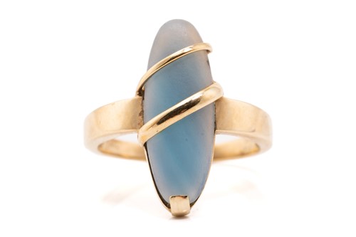 Lot 67 - A frosted blue agate ring, featuring an...
