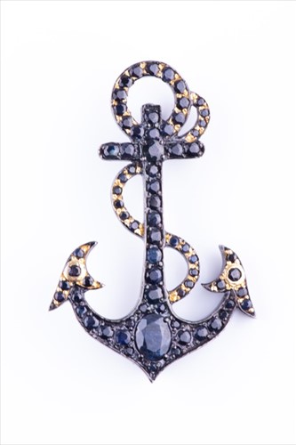Lot 435 - An unusual sapphire pendant / brooch in the...