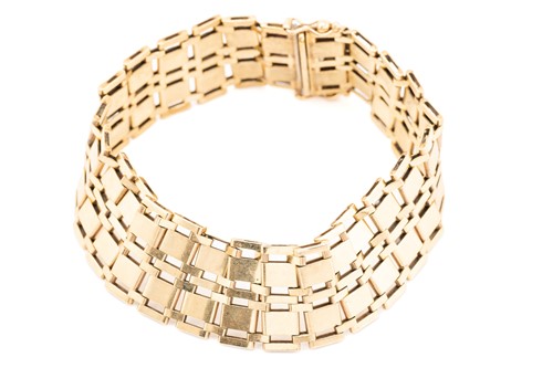 Lot 64 - A gate link bracelet in 9ct yellow gold,...