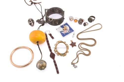 Lot 15 - A collection of jewellery, including a large...