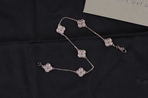 Lot 208 - A Van Cleef and Arpels alhambra diamond...