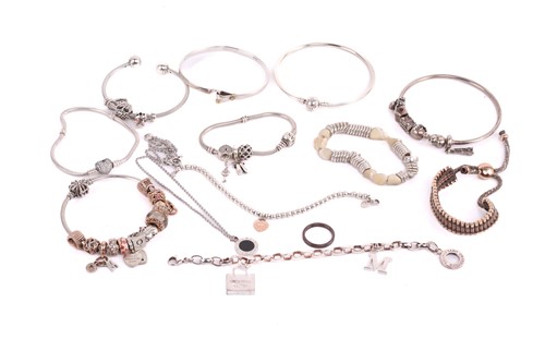 Lot 71 - Assorted fashion jewellery, to include a...